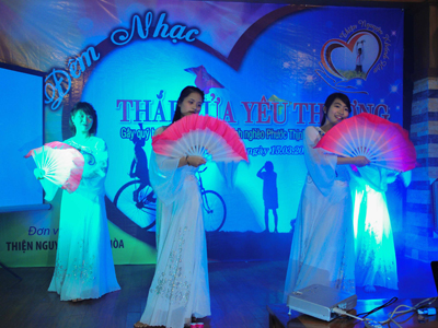 Đêm nhạc diễn ra sôi động với các tiết mục văn nghệ đến từ các nghệ sĩ nghiệp dư