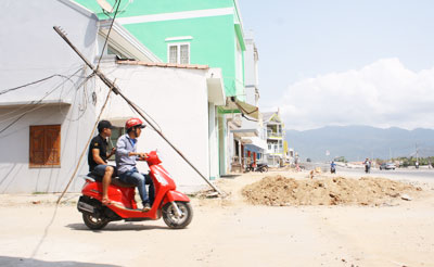 Trụ điện bị ngã!