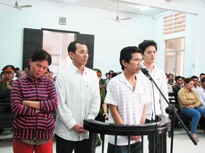 Đánh chết người, cả nhà lãnh án