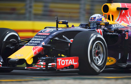 Chiếc RB11 tỏ ra rất yếu đuối khi so sánh với xe của Mercedes tại GP Australia vừa qua. Ảnh: Reuters.