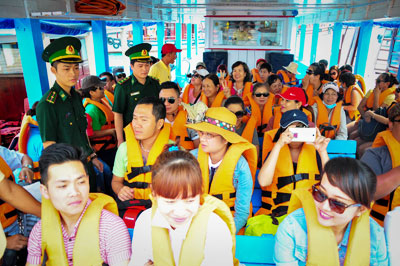 Kiểm tra áo phao, đảm bảo an toàn tuyệt đối cho du khách.