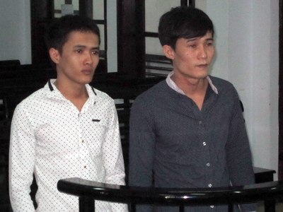  Bị cáo Đậu Xuân Trung (phải) và Chi Ao A Quang Thái.