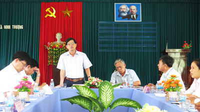 Ông Nguyễn Tấn Tuân phát biểu tại buổi làm việc với xã Ninh Thượng