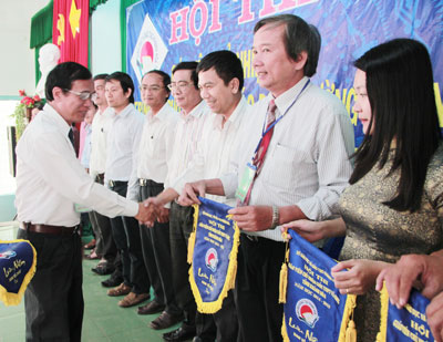 Ông Phan Văn Dũng, Phó Giám đốc Sở Giáo dục và Đào tạo trao cờ lưu niệm cho các thí sinh.