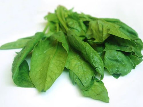 Ăn cải bó xôi giúp làm mất tác dụng của chất độc - Ảnh: Hạ Huy 