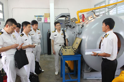 Trao đổi kinh nghiệm về lĩnh vực y học dưới nước