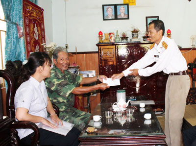 Thăm gia đình các nạn nhân bị tai nạn lao động