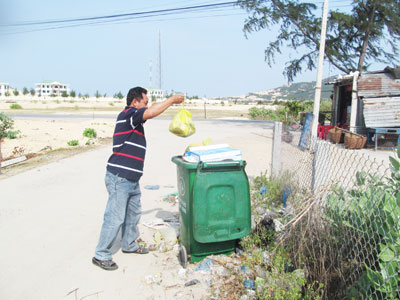 Việc thu gom rác tại các thôn trong đất liền có nhiều chuyển biến.