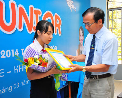 Đại diện lãnh đạo Sở Giáo dục và Đào tạo trao thưởng cho thí sinh đạt giải nhất cuộc thi.