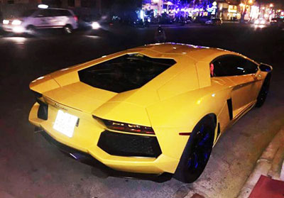 Lamborghini Aventador màu vàng ra biển trắng 89999.