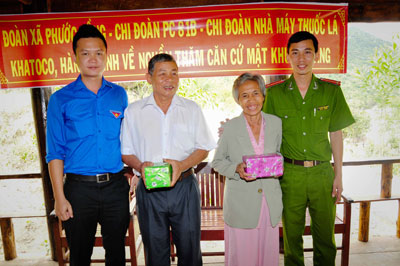 Thăm, tặng quà 10 hộ gia đình chính sách xã Phước Đồng