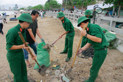 Đoàn viên, thanh niên, cán bộ các đơn vị cùng quét dọn, làm sạch bãi biển.