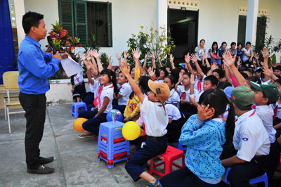 Màn đố vui có thưởng được các học sinh nhiệt tình tham gia.