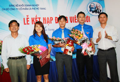 Kết  nạp 3 đảng viên mới