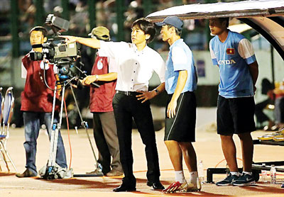 Không có điều kiện đến sân, người hâm mộ bóng đá Việt Nam vẫn luôn sát cánh cùng các đội tuyển trên sóng truyền hình.