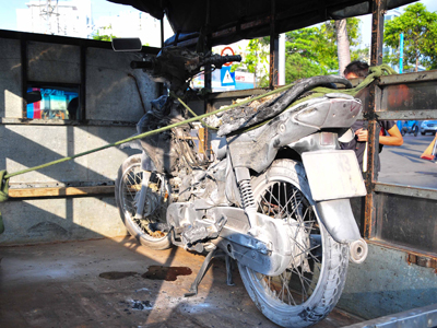 Chiếc xe cháy rụi gần như toàn bộ, được đưa lên xe chở về nhà