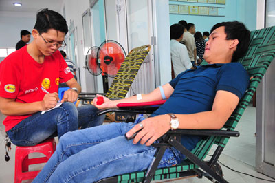 Nearly 1,000 donate blood