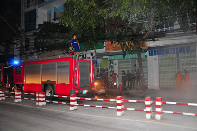 Đám cháy khiến các hộ dân xung quanh hoảng loạn, tháo chạy ra đường; sau đó lực lượng cứu hỏa và người dân đã kịp thời dập tắt