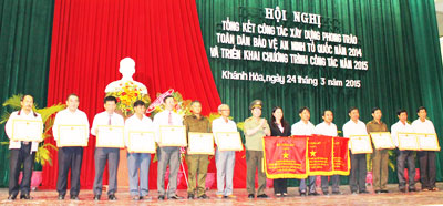 3 tập thể được Bộ Công an tặng cờ thi đua