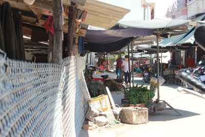 Vì sao phải rào chợ?