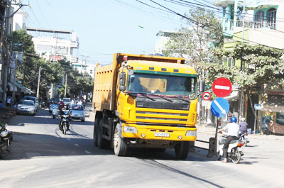 Xe Trung Quốc chưa cắt thùng vẫn lưu thông với điều kiện chạy đúng tải quy định.