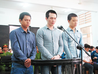 Từ trái qua, các bị cáo: Tâm, Phát, Khỏe tại phiên tòa phúc thẩm.