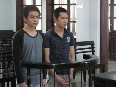 Giật điện thoại người khác, làm rớt điện thoại của mình