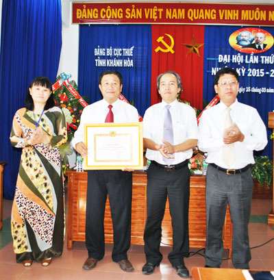 Đồng chí Phan Hồng Thái - Phó Bí thư Thường trực Đảng ủy Khối các cơ quan tỉnh (thứ 2 từ phải qua) trao giấy khen cho Đảng bộ Cục Thuế tỉnh.