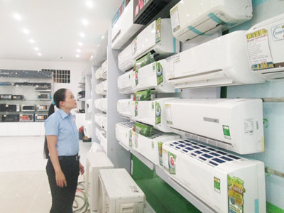 Đang vào mùa nóng nhưng mặt hàng điện lạnh khá ế ẩm.