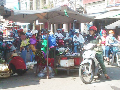 Lấn chiếm lòng đường để buôn bán