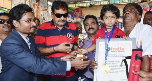 Dolly và chứng nhận của tổ chức Sách Kỷ lục Ấn Độ.