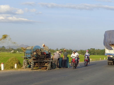 Tuốt lúa trên đường
