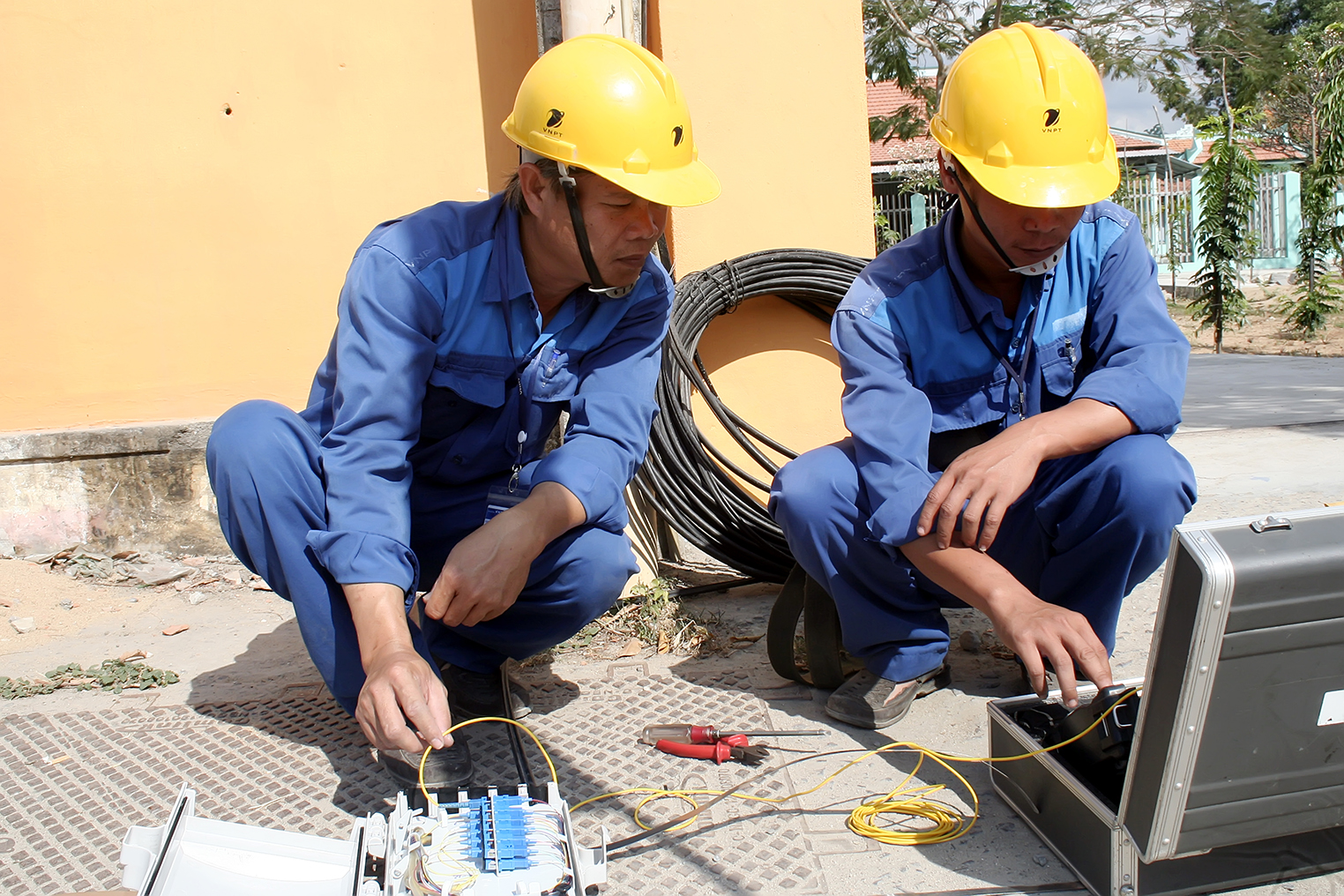 Nhân viên Trung tâm Viễn thông Vạn Ninh (VNPT Khánh Hòa) kiểm tra đường truyền cáp quang lắp đặt dịch vụ FiberVNN cho khách hàng.