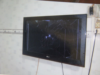 Côn đồ vô cớ đập phá quán karaoke