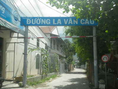 Tên đường "gắn" vào cổng chào?