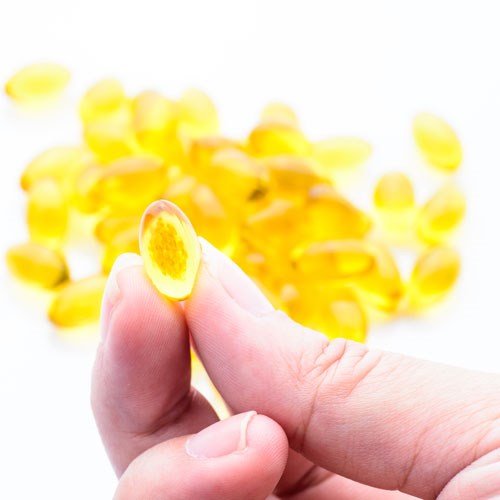 Dầu cá có chứa a xít béo omega 3 - Ảnh: Shutterstock