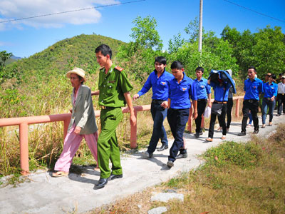 Các đoàn viên, thanh niên trên đường tìm về chiến khu xưa.
