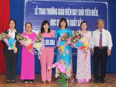 Trao thưởng, học bổng cho giáo viên và học sinh