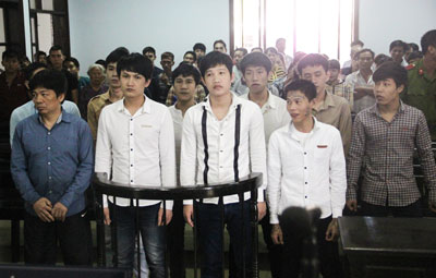 Bị cáo Nguyễn Hữu Hạnh (hàng đầu, bìa trái) và 9 bị cáo nghe tuyên án.