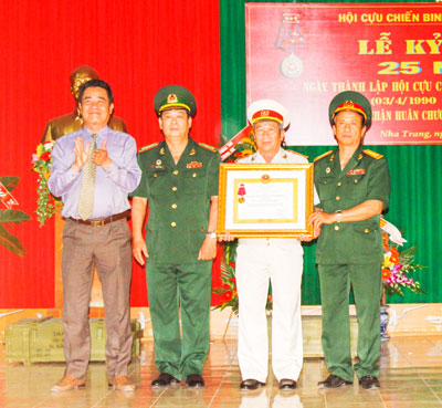 Đón nhận Huân chương Lao động hạng Nhất