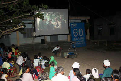 Đội chiếu bóng lưu động của Trung tâm Điện ảnh Khánh Hòa phục vụ đồng bào miền núi.