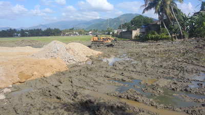 Phần đất của gia đình ông Xuân đang được san lấp để làm bến xe tạm.