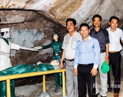 Lãnh đạo tỉnh thăm gộp bệnh xá trong chiến khu Đồng Bò.