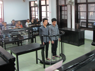 Hai bị cáo trước tòa.