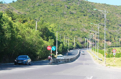 Đường Nguyễn Tất Thành.  Ảnh: VĂN KỲ.