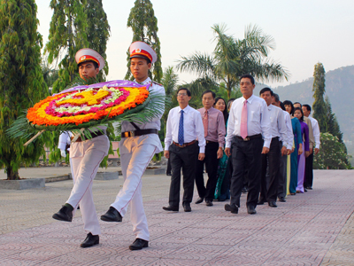 Đoàn đại biểu Ban Chấp hành Đảng bộ tỉnh Khánh Hòa viếng và đặt vòng hoa tại Nghĩa trang Liệt sĩ Hòn Dung, TP. Nha Trang.