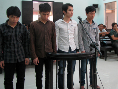 Giải cứu bạn bằng… mã tấu, nhóm thanh niên lãnh án