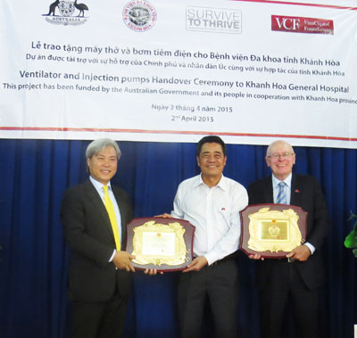 Đồng chí Lê Thanh Quang trao bằng khen của UBND tỉnh cho Tổng Lãnh sự Úc và đại diện cho VCF.