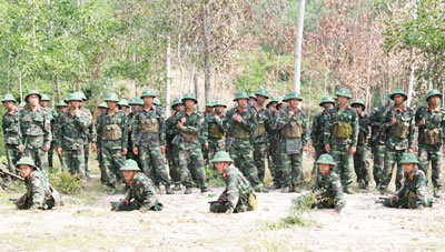 Chiến sĩ mới tập luyện trên thao trường.