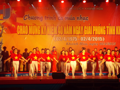Hình ảnh cờ đỏ sao vàng rực sáng trong tiết mục Ngôi sao Hồ Chí Minh – Ngôi sao niềm tin